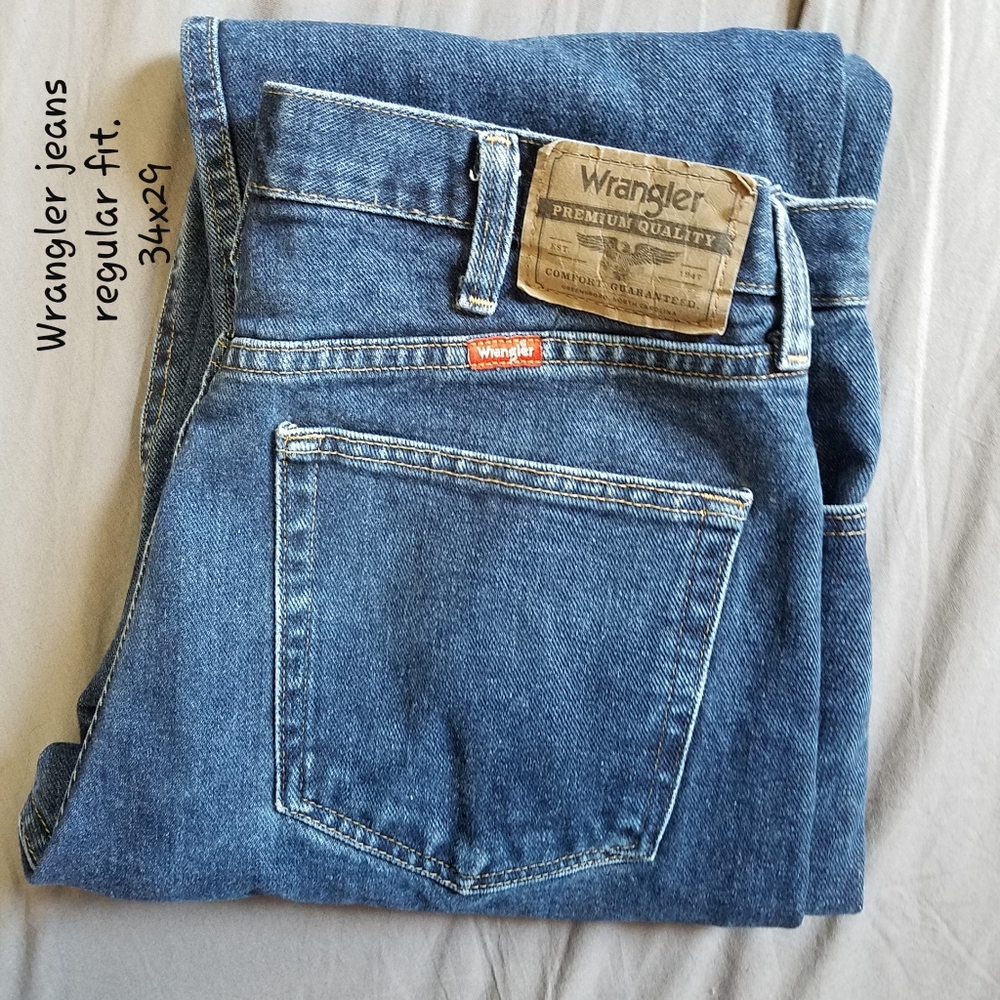 💥Wrangler jeans 34x29 regular fit medium wash to dark wash denim jeans